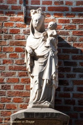 Kastanjeboomstraat 30 -Staande Maria met Kind (Koningin)