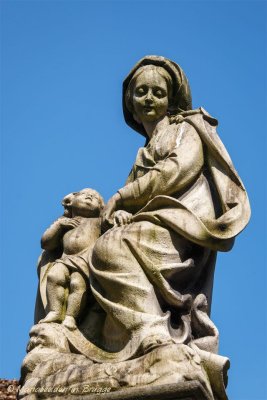 Onze-Lieve_Vrouwkerkhof Zuid (aan de pomp) - Ziitende Maria met Kind