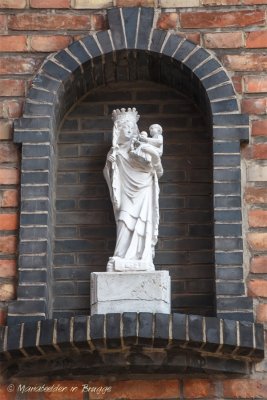 Steenstraat X Kemelstraat - staande Maria met Kind (koningin)