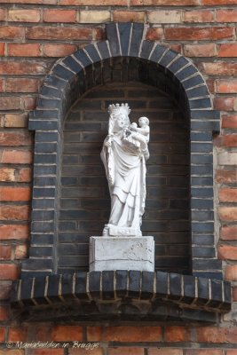 Steenstraat X Kemelstraat - staande Maria met Kind (koningin)