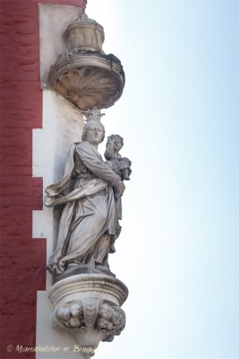 Zuidzandstraat 1 X Sint-Salvatorskerkhof - staande Maria met Kind (koningin)