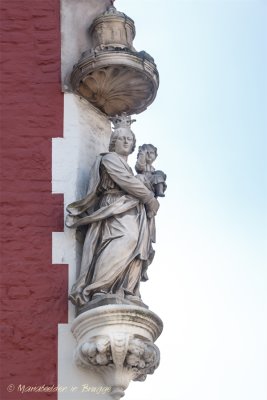 Zuidzandstraat 1 X Sint-Salvatorskerkhof - staande Maria met Kind (koningin)