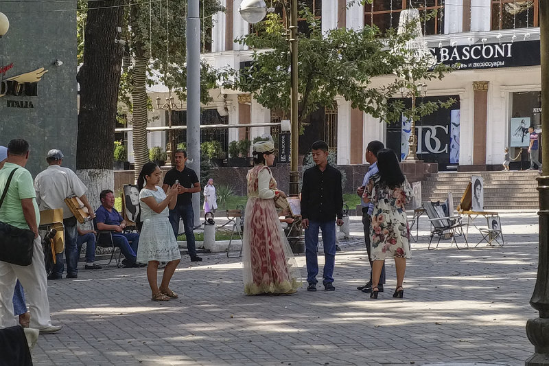 Uzbeks dressed up, Tashkent
