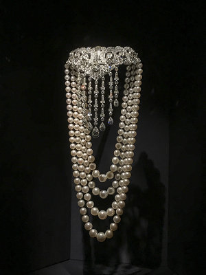 'Spectacular' exhibit, draping clasp and pearls