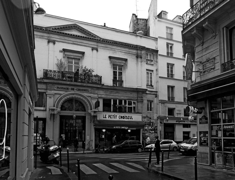 Entrance of the Passage Choiseul, seen from the Rue Choiseul. 