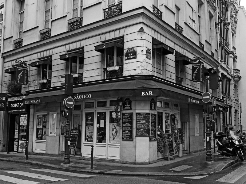 Corner of Rue Richelieu and Rue Saint-Marc.