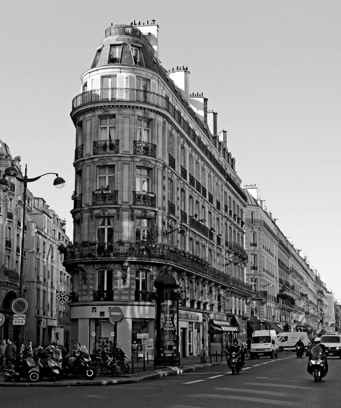 Building at the corner of Rue du 4 Septembre and Rue Saint-Augustin (another Flatiron?). 
