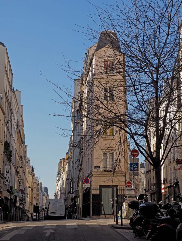 Building at the corner of Rue Beauregard and Rue de Cléry. 