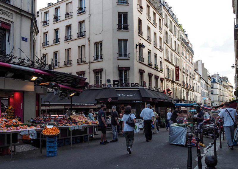 Market near Avenue des Ternes (Rue Poncelet).