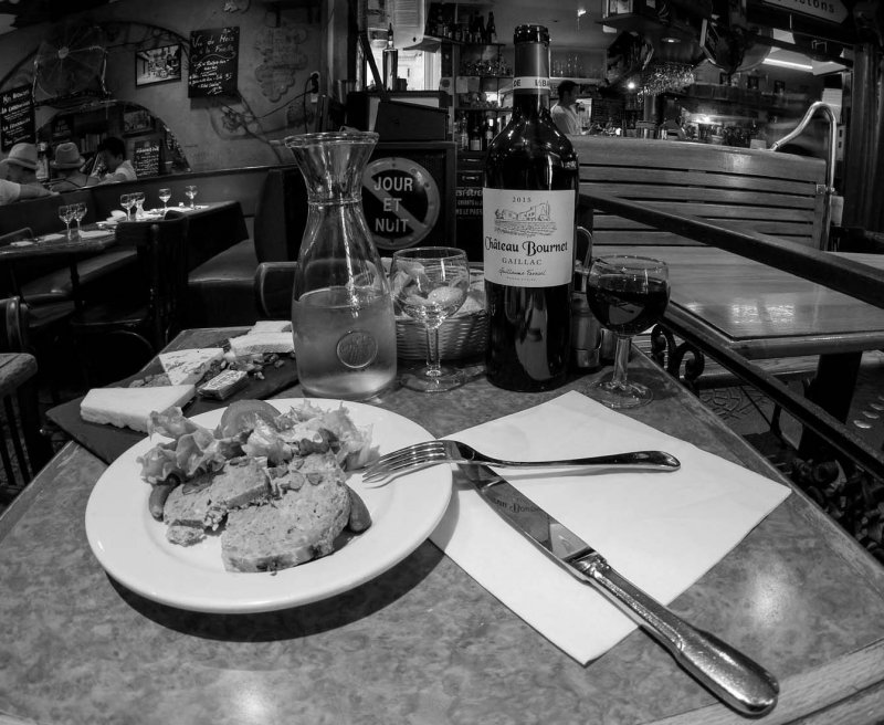 In the evening, after the long walk, a compensation with some fromages, patés and wine.