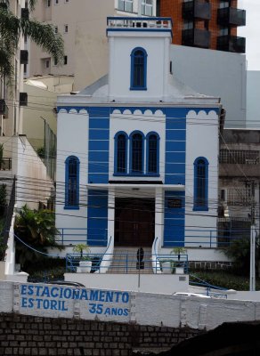 This discreet church is called 'First Baptist Church of Florianópolis', at Tenente Silveira street.