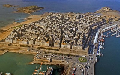 Just a picture from a card, found on the hotel desk; shows the central part of Saint-Malo, rounded by walls. 
