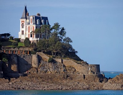 Dinard and one of its nice castles. 