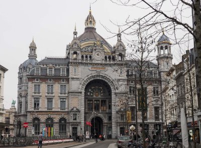 Gare Centrale d'Anvers (Antwerp Central Train Station); lateral vue.