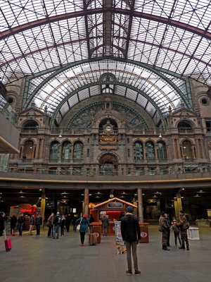 Gare Centrale d'Anvers (Antwerp Central Train Station); near the train platforms. 
