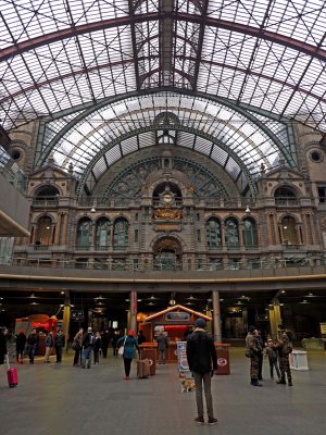 Gare Centrale d'Anvers (Antwerp Central Train Station); near the train platforms.