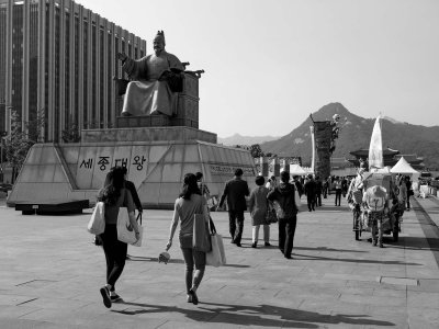Seoul, downtown, walking towards the superbe Gyeongbokgung palace.