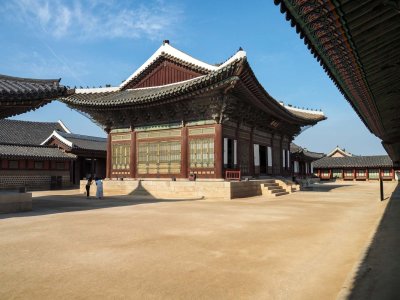 Inside the Gyeongbokgung Palace. It is very similar to the Forbitten City, in Beijing.