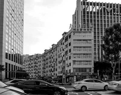 Seoul: old and new buildings.