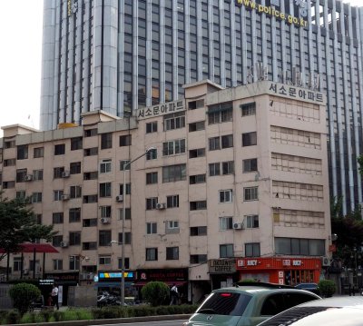 Seoul: old and new buildings.