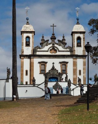 Congonhas: Front view of the Bom Jesus de Matosinhos church.