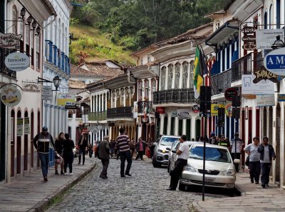 São José street; many stores and restaurants.
