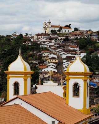 Igreja Matriz Santa Efigênia. In the foreground, Nossa Senhora da Conceição church.