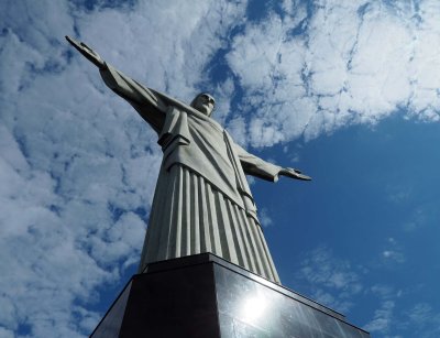 The Crist monument at Corcovado; `Bracos abertos sobre a Guanabara` (Open arms over the Guanabara bay).