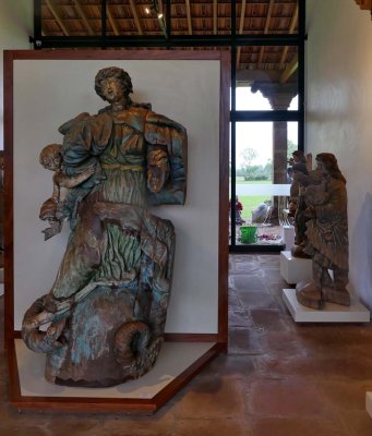 Saint statues produced in the Missões (wood made). 