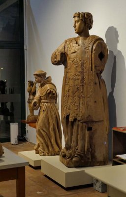 Saint statues produced in the Missões (wood made). 