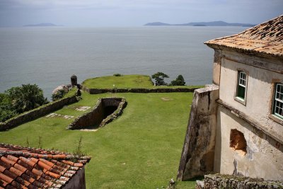 View with the Alpendres house (at right; they call it 'Alpendres'; certainly it was the troops' main house). 