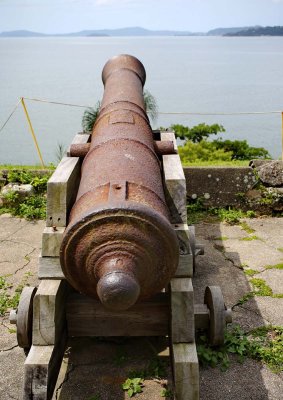 The cannons, pointing to the Florianópolis island. 