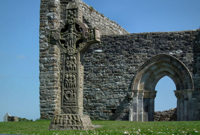  Clonmacnoise_replica high cross of the scriptures with ruined temple Dermot
