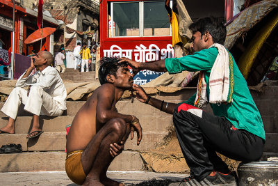 09 Varanasi barber 1.jpg