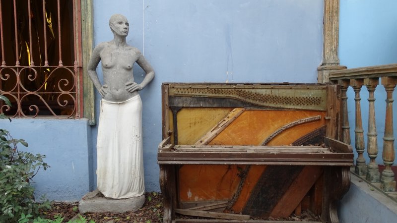 Bajada de los Baos Statue and Piano
