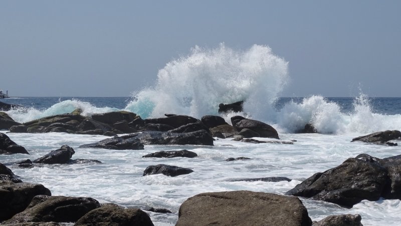 Big Waves Crashing