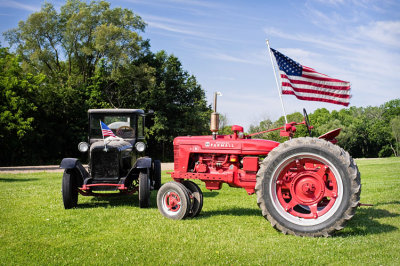 Farmall n Truck with Flags for July 4th-2432.jpg