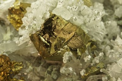 Chalcopyrite twin Naica.jpg