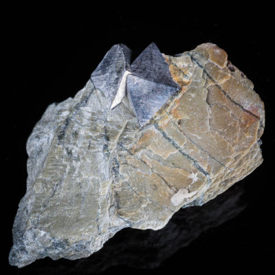 Arsenopyrite penetration twin on {201}, 1 cm crystals, Barrett's Zawn, St Teath, Cornwall