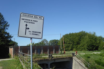 along the ciclovia