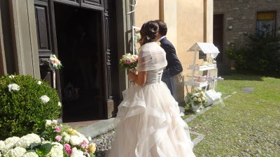 Il papa accompagna la sposa all'altare