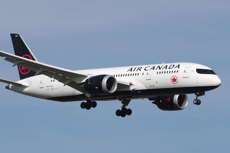 B787_CGHPQ_LHRLarge.jpg