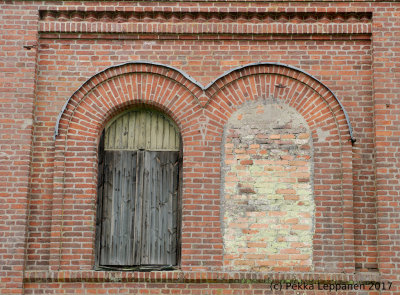 Window of bricks, window of boards