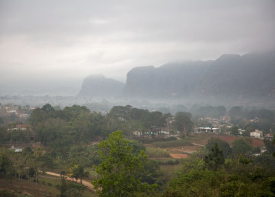 2N9A7900 Morining fog over Vinales.jpg