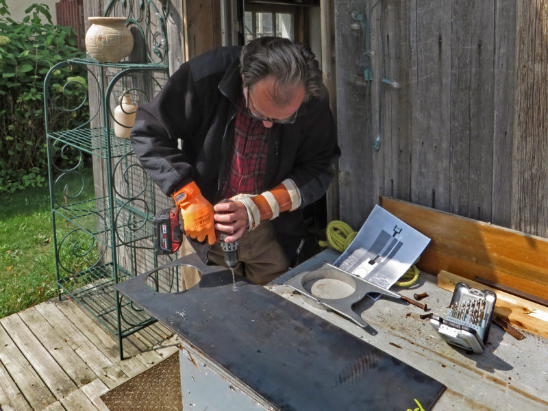 Prparation de la plaque dacier  de pouce par 12 x 36 <br>afin dy fixer la guillotine et le mcanisme daction