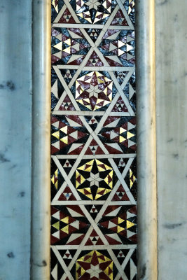 Geometric inlay on columns