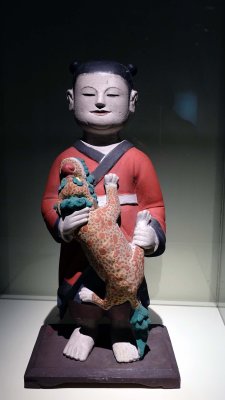 Assistant Boudhique, tongja, tenant dans ses bras le lion de Core (hae-tae) - Dynastie Choson (1392-1910), 18e sicle - 9076