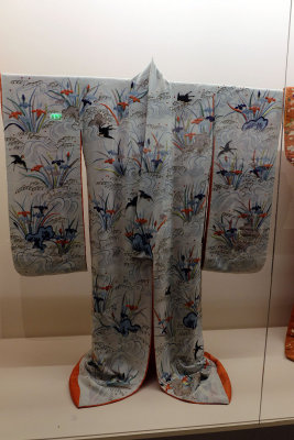 Kosode  motifs d'eau vive, iris kakitsubata et hirondelles (premire moiti 19e sicle) - 1082