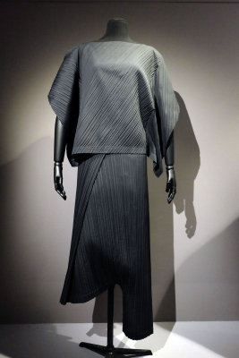 Issey Miyake, collection automne-hiver 1981: tunique et pantalon pliss noir - 1175