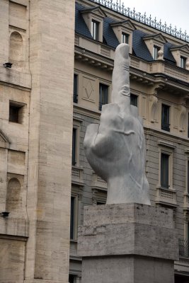 L.O.V.E. (Libert, Odio, Vendetta, Eternit), Maurizio Cattelan (2010) - Piazza degli Affari - 2431